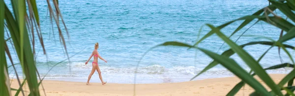 一个美丽的女人在热带海滩上散步 年轻的女游客带着棕榈树在热带沙滩上漫步 — 图库照片