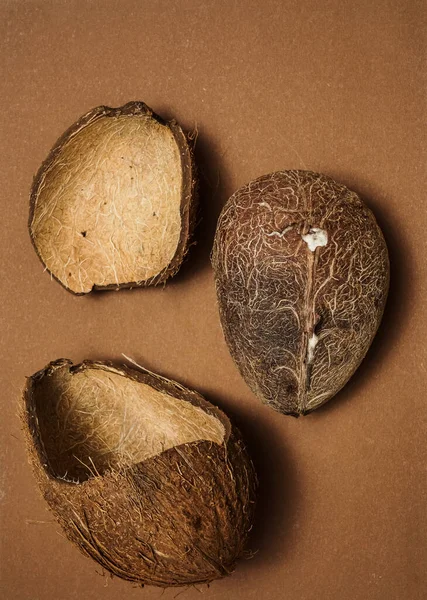 Kokos Pocięty Pół Całe Orzechy Kokosowe Gospodarstwie Ekologicznym — Zdjęcie stockowe