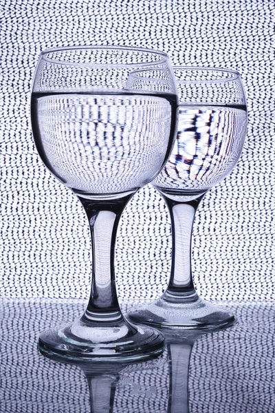 2杯の白ワイングラスをネットの背景に隔離 — ストック写真