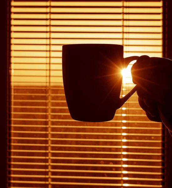 Mano Masculina Sosteniendo Taza Café Con Diseño Interior Hermoso Patrón — Foto de Stock