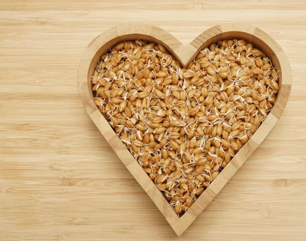 Brotes Trigo Tazón Forma Corazón Sobre Fondo Rústico Madera Con — Foto de Stock