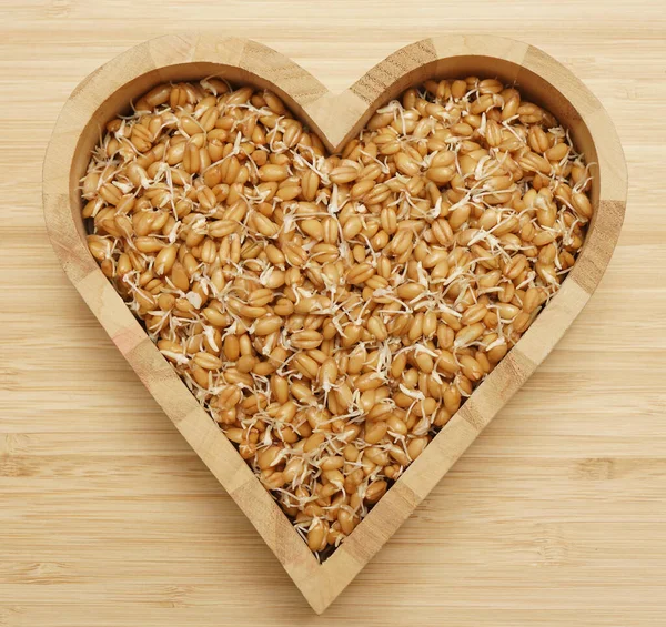 Brotes Trigo Tazón Forma Corazón Sobre Fondo Rústico Madera Con — Foto de Stock