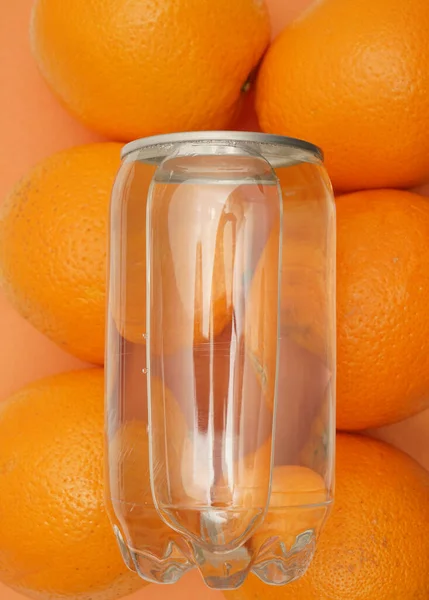 Apelsinjuice Plastflaska Konceptuell Bild Fortfarande Naturligt Vatten — Stockfoto