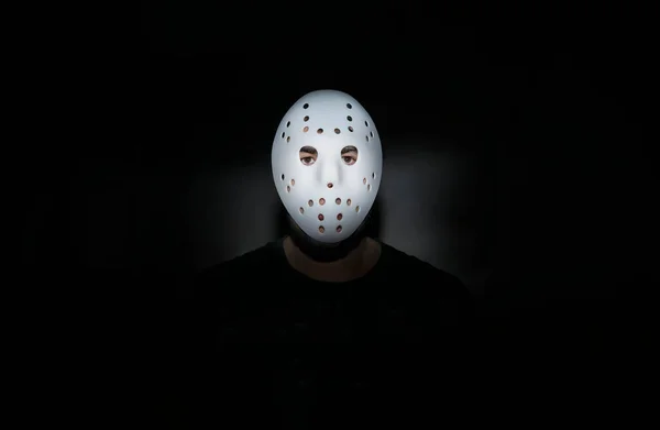 Beängstigend Hockey Weiße Maske Auf Jungen Mann Isoliert Auf Schwarzem — Stockfoto