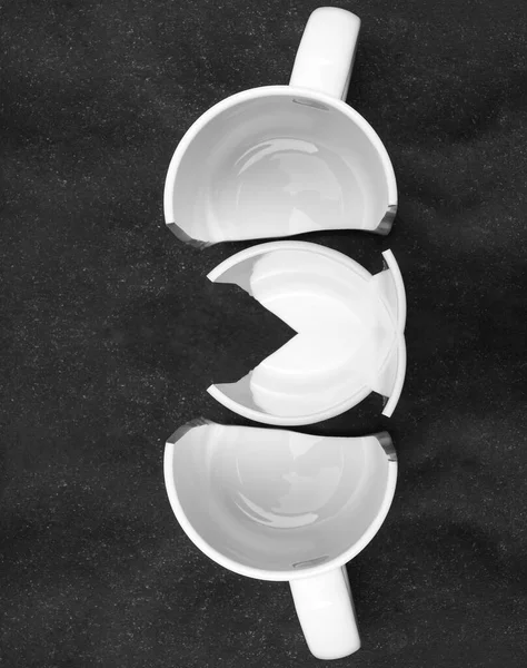 Λευκό Σπασμένο Κύπελλο Απομονωμένο Μαύρο Φόντο — Φωτογραφία Αρχείου