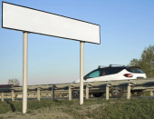 prázdný billboard nebo silniční značka na dálnici. Točitá zpevněná cesta