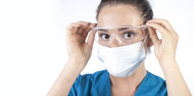 Biyolog Doktor Hemşire Hastanesi çalışanı. Beyaz arka planda izole edilmiş. Kadın doktor ya da yüzünde tıbbi koruyucu maske ve gözlük takan hemşire. Coronavirus COVID-19 için koruma