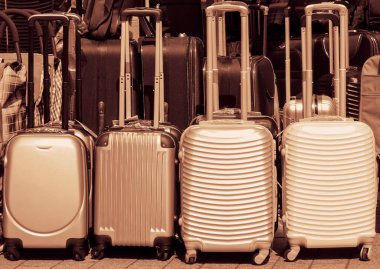 Bavullar vitrinde. Mağazadaki bavullar. Seyahatler için bavul satışı. Bavullar. Tatil ve seyahat kavramı