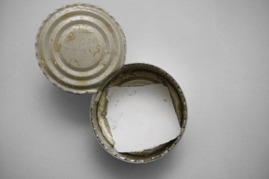 Boş teneke kutuyu notla aç