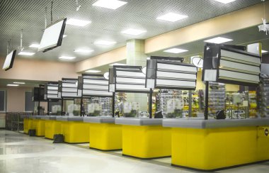 Büyük alışveriş merkezinde süpermarket sarısı para kutuları.