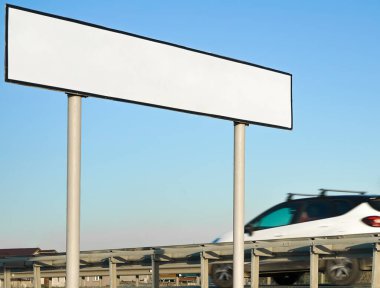 Boş ilan panosu veya otoyoldaki yol tabelası. Dolambaçlı bir köy yolu