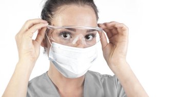 Biyolog Doktor Hemşire Hastanesi çalışanı. Beyaz arka planda izole edilmiş. Kadın doktor ya da yüzünde tıbbi koruyucu maske ve gözlük takan hemşire. Coronavirus COVID-19 için koruma