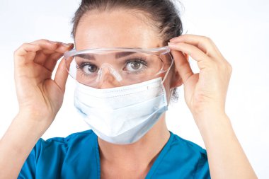 Biyolog Doktor Hemşire Hastanesi çalışanı. Beyaz arka planda izole edilmiş. Kadın doktor ya da yüzünde tıbbi koruyucu maske ve gözlük takan hemşire. Coronavirus COVID-19 için koruma