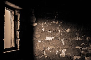 İnşaat halindeki bir binanın havalandırmalı beton bloklarından oluşan bir duvar. Duvardaki bir pencereden yansıyan ışıkla birlikte. Ev duvarlarının yapım aşamalarının arka planı, beyaz tuğlaların dokusu