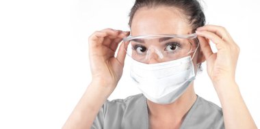 Biyolog Doktor Hemşire Hastanesi çalışanı. Beyaz arka planda izole edilmiş. Kadın doktor ya da yüzünde tıbbi koruyucu maske ve gözlük takan hemşire. Coronavirus COVID-19 için koruma