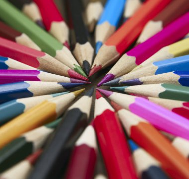 Çember şeklinde dizilmiş renkli kalemler 