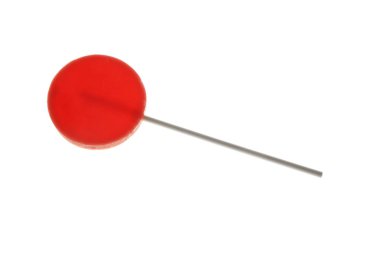 Yuvarlak şekilli kırmızı lolipop; beyaz arka planda izole edilmiş. çilek aromalı