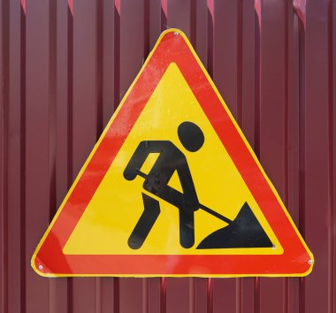 Yoğun Yoldaki Yeni Modern Yol İşaretleri. Demir çit. Yol tabelası ve yaya trafiği yasaktır.