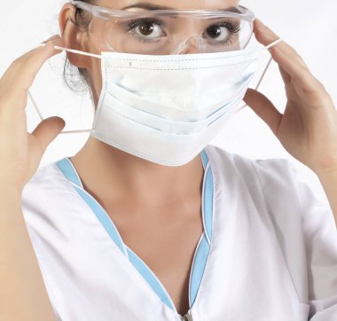 Biyolog Doktor Hemşire Hastanesi çalışanı. Beyaz arka planda izole edilmiş. Kadın doktor ya da yüzünde tıbbi koruyucu maske ve gözlük takan hemşire. Coronavirus COVID-19 için koruma
