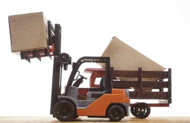 Forklift kargoyu depodan kamyona yüklüyor. Beyaz arka planda izole edilmiş. Karton kargo kutuları beyaz üzerine izole edilmiş standart küçük motor kamyon kaldırma