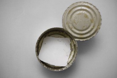 Boş teneke kutuyu notla aç