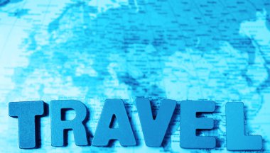 Kelimeler harflerle yazılır. Dünya haritası arka planı. en üstteki görünüm.