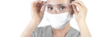 Biyolog Doktor Hemşire Hastanesi çalışanı. Beyaz arka planda izole edilmiş. Kadın doktor ya da yüzünde tıbbi koruyucu maske ve gözlük takan hemşire. Coronavirus COVID-19 için koruma