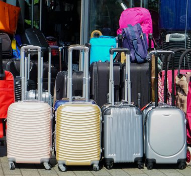 Bavullar vitrinde. Mağazadaki bavullar. Seyahatler için bavul satışı. Bavullar. Tatil ve seyahat kavramı