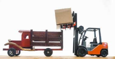 Forklift kargoyu depodan kamyona yüklüyor. Beyaz arka planda izole edilmiş. Karton kargo kutuları beyaz üzerine izole edilmiş standart küçük motor kamyon kaldırma