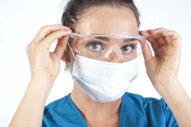 Biyolog Doktor Hemşire Hastanesi çalışanı. Beyaz arka planda izole edilmiş. Kadın doktor ya da yüzünde tıbbi koruyucu maske ve gözlük takan hemşire. Coronavirus COVID-19 için koruma