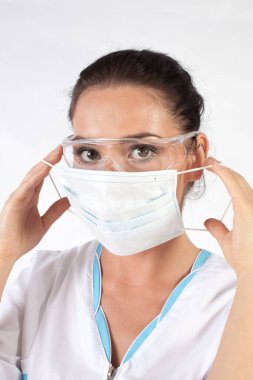 Biyolog Doktor Hemşire Hastanesi çalışanı. Beyaz arka planda izole edilmiş. Kadın doktor ya da yüzünde tıbbi koruyucu maske ve gözlük takan hemşire. Coronavirus COVID-19 için koruma