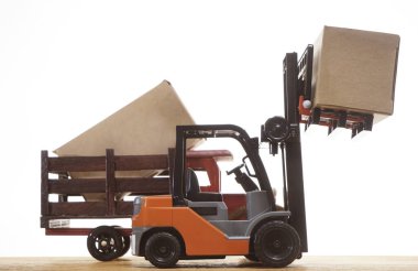 Forklift kargoyu depodan kamyona yüklüyor. Beyaz arka planda izole edilmiş. Karton kargo kutuları beyaz üzerine izole edilmiş standart küçük motor kamyon kaldırma
