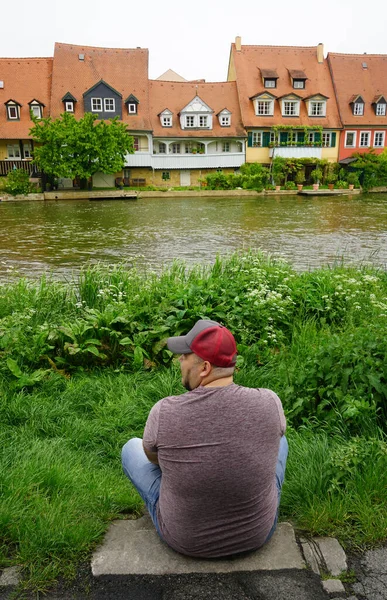 Jeune Homme Repose Dans Une Ville Bamberg Allemagne Homme Assis — Photo
