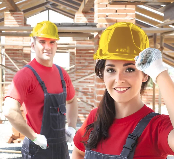 工作的夫妇 家庭男女 两个年轻的成年人建造在铁梁屋顶桁架的背景下 — 图库照片