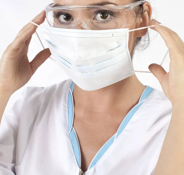 生物学家医生护士医院工作人员 隔离在白色背景下 女医生或护士戴着医用防护面罩和眼镜 Coronavirus Covid 19的保护 — 图库照片