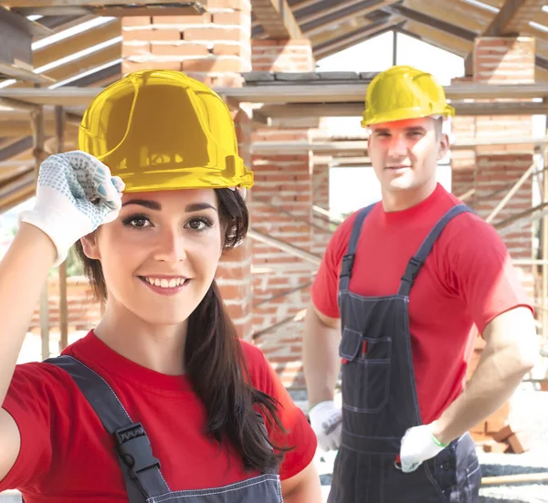 工作的夫妇 家庭男女 两个年轻的成年人建造在铁梁屋顶桁架的背景下 — 图库照片