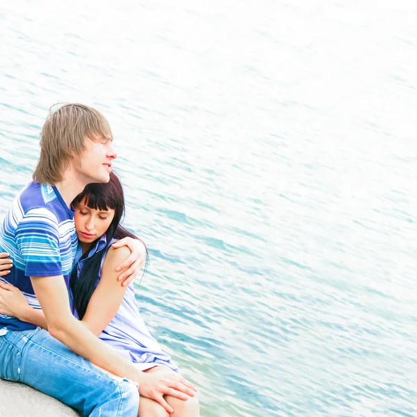 Junges Paar Blauen Jeans Auf Blauem Wassergrund Schöne Glückliche Paar — Stockfoto