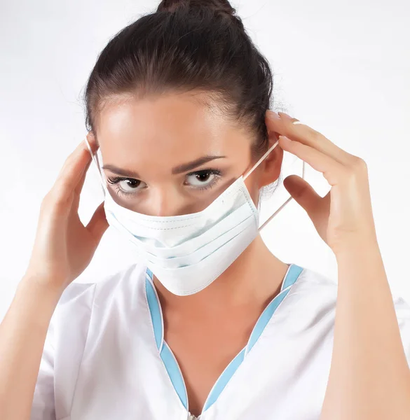 Testa Spalle Ritratto Ispanico Medico Donna Con Maschera Protettiva Guardando — Foto Stock