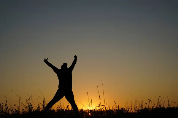 Hombre Saltando Rayos Sol Hombre Silueta Contra Atardecer Saltando Divirtiéndose —  Fotos de Stock