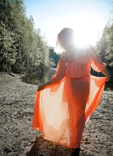 Göl Kıyısında Dans Eden Pembe Elbiseli Kız — Stok fotoğraf