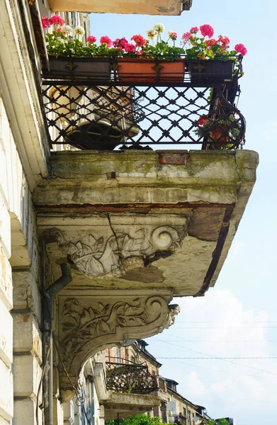 Fachada Casa Antigua Decorada Con Flores Colores Edificio Apartamentos Con — Foto de Stock