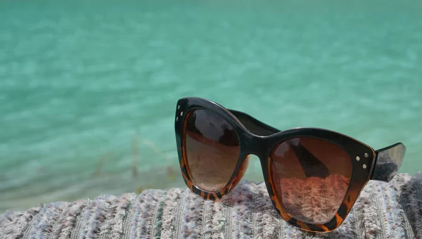 Koncepce Obrazu Letní Dovolené Plážovou Scénou Slunečních Brýlích Pohovce Trenér — Stock fotografie
