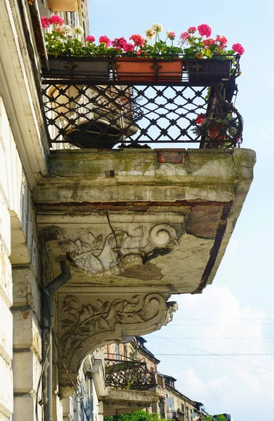 Fachada Casa Antigua Decorada Con Flores Colores Edificio Apartamentos Con — Foto de Stock