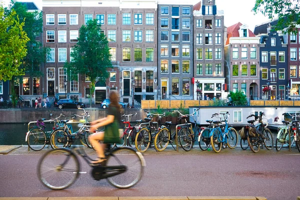 Jovem Mulher Borrada Vestido Verde Com Saco Andando Bicicleta Cidade — Fotografia de Stock