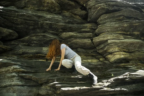 Una Joven Sube Una Pared Piedra Día Soleado Los Alpes —  Fotos de Stock