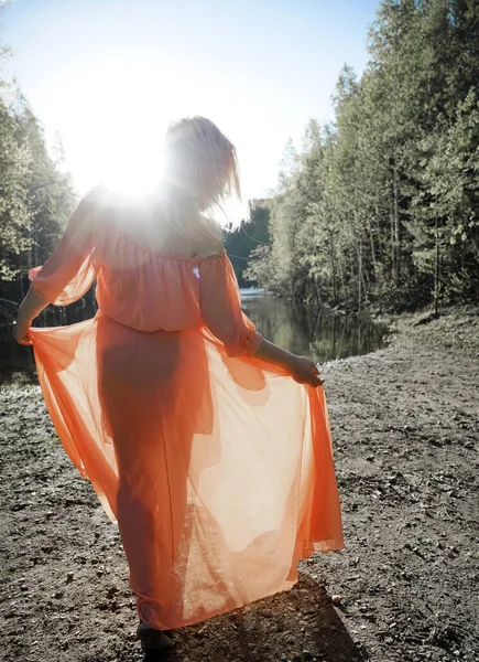 Göl Kıyısında Dans Eden Pembe Elbiseli Kız — Stok fotoğraf