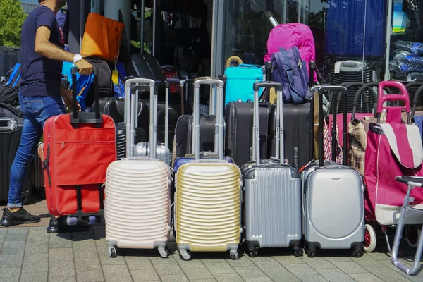 商店橱窗里的手提箱 包包在商店里 出售旅行用的行李箱 手提箱 假日和旅行概念 — 图库照片