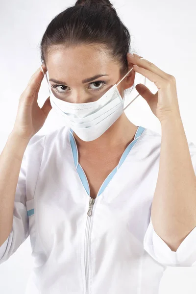 Testa Spalle Ritratto Ispanico Medico Donna Con Maschera Protettiva Guardando — Foto Stock