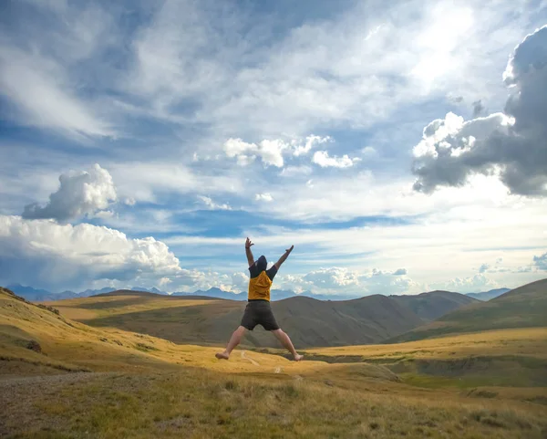 Tillbaka Bakre Över Man Hoppar Backen Berg Blå Molnig Himmel — Stockfoto