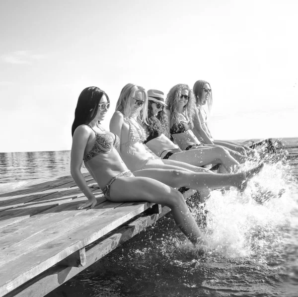 Gruppo Giovani Donne Felici Sedute Sul Molo Legno — Foto Stock